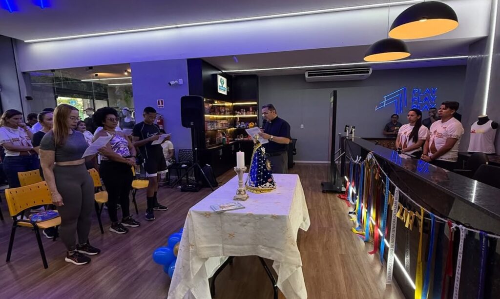 Academia GLFIT recebe visita da imagem de Nossa Senhora de Nazaré em momento de fé