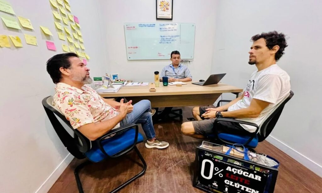 Rubens Magno recebe jovem empreendedor no Sebrae Pará para projeto de capacitação