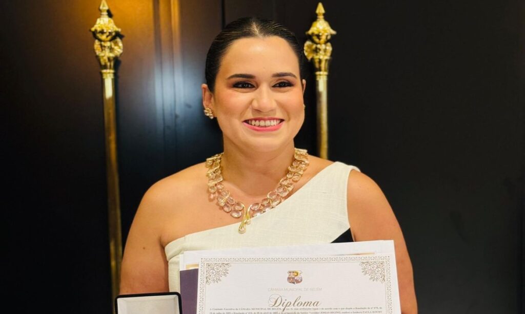 Cerimonialista Paula Koury é homenageada com comenda Isaac Soares pela Câmara de Belém