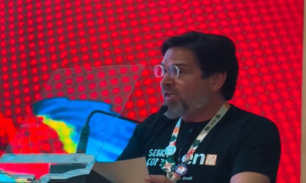 Rubens Magno media debate que apresenta experiências em carbono social e territórios na COP-30