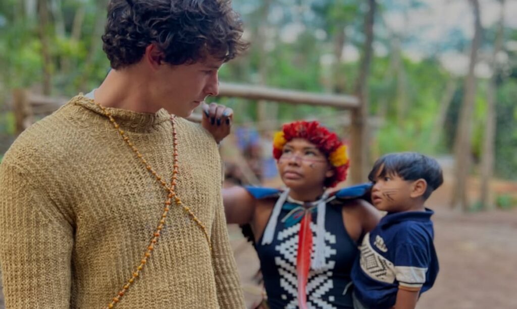 Cantor Shawn Mendes visita aldeia guarani em São Paulo e participa de troca cultural