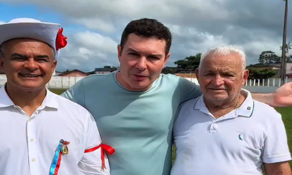 Ministro Jader Filho participa da Marujada de São Benedito em Bragança (PA)