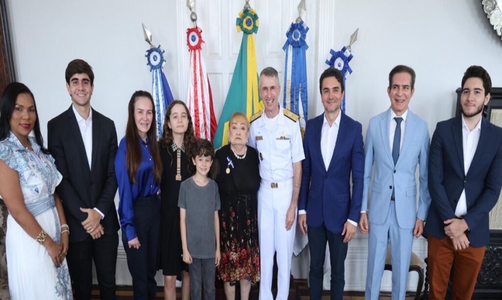 Celso Sabino acompanha mãe em cerimônia de homenagem na Marinha