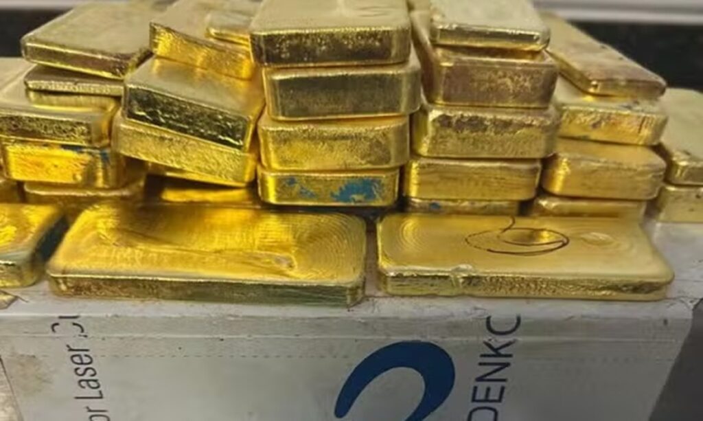 Piloto preso com 54 barras de ouro em avião obtém liberdade com tornozeleira