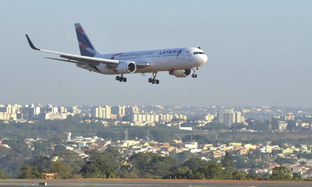 Procon-SP notifica Latam para esclarecer restrição de "Banheiros Premium" em voos