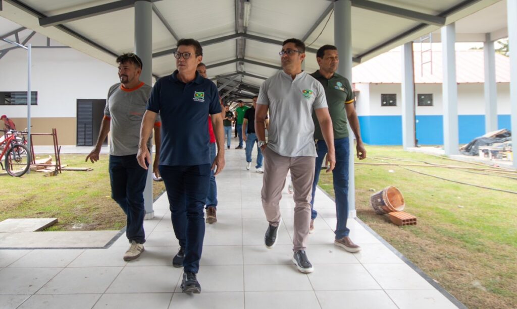 Prefeito Renato Ogawa vistoria obra de escola reformada na Ilha Trambioca