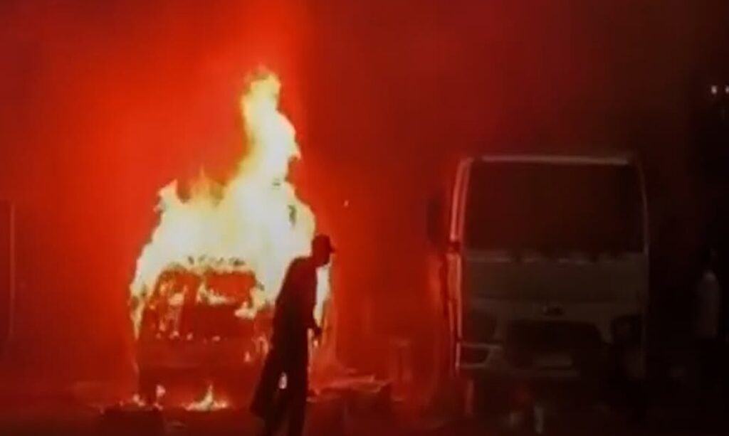 Fogos detonam dentro de carro após Réveillon em Roraima; veículo é destruído