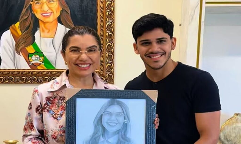 Prefeita de Canaã dos Carajás, Josemira Gadelha, recebe retrato hiper-realista durante feira