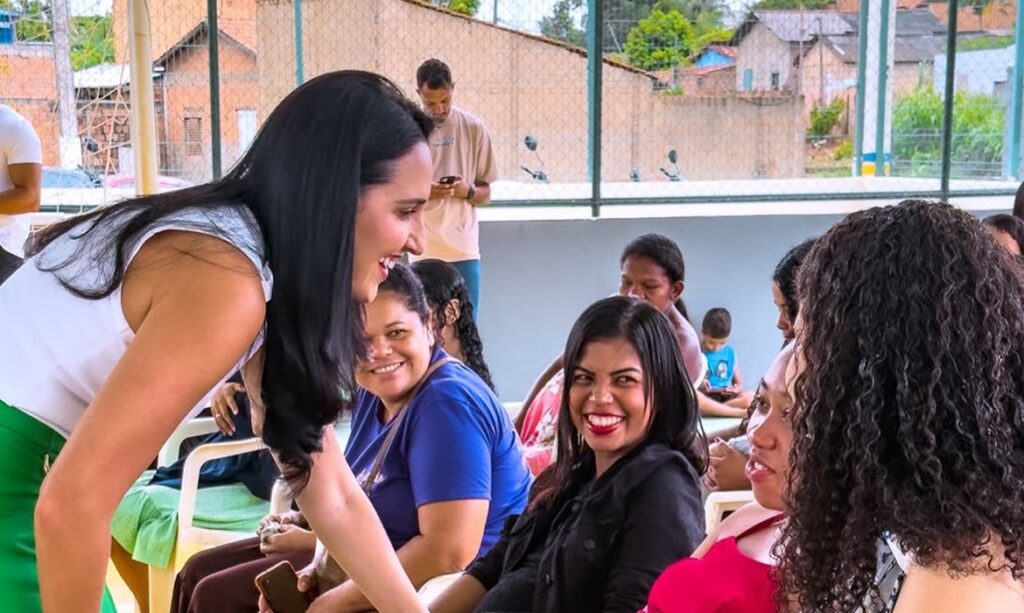 Prefeita Mariana Chamon entrega enxoval e carrinho para gestantes em programa de assistência