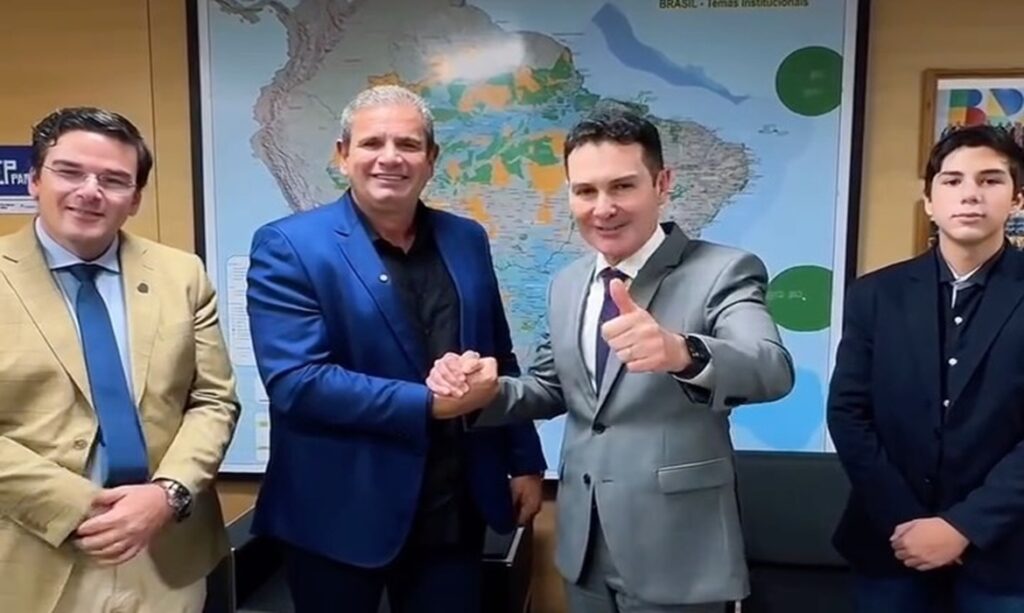 Ministro Jader Filho anuncia 100 casas e títulos de terra para Santana do Araguaia