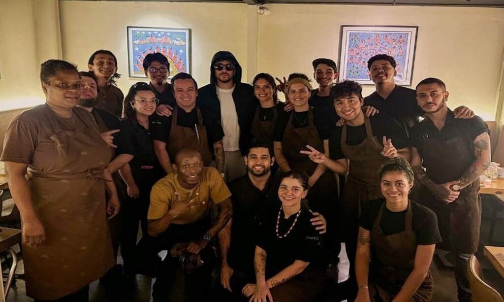 Bad Bunny visita restaurante mexicano contemporâneo em São Paulo e conhece sabores brasileiros durante passagem pelo Brasil
