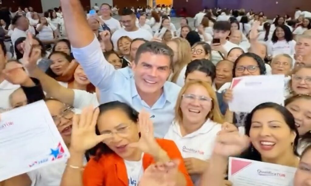 Helder Barbalho entrega certificados do QualificaTur e reforça capacitação para o turismo no Pará