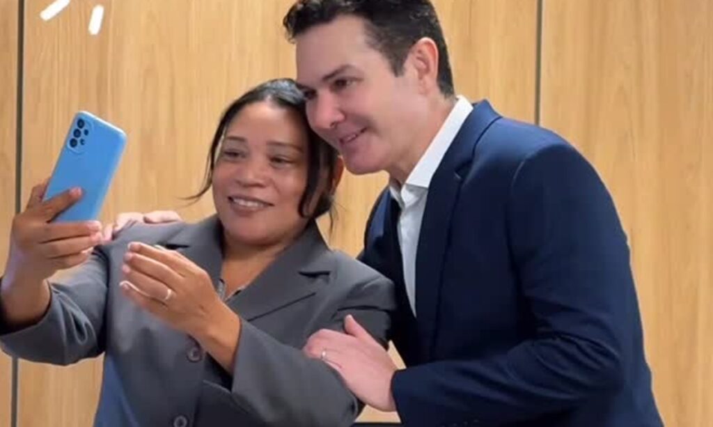 Ministro Jader Filho visita servidores em outro prédio do Ministério das Cidades