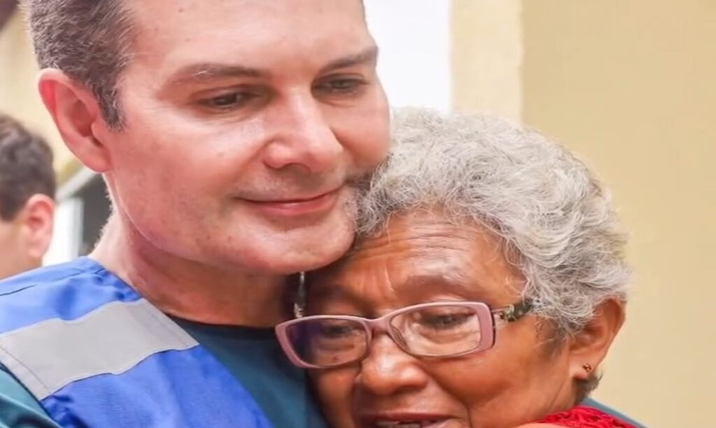 Ministro Jader Filho entrega casa a moradora que perdeu residência após chuvas