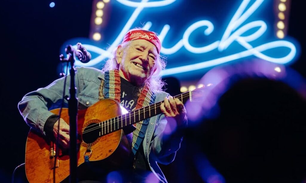 Willie Nelson, aos 92 anos, segue ativo com novo álbum e turnês