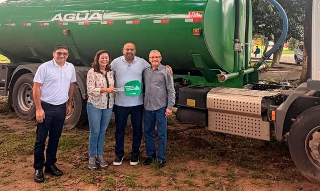 Deputada Dilvanda Faro participa de entrega de caminhão-pipa em Castanhal