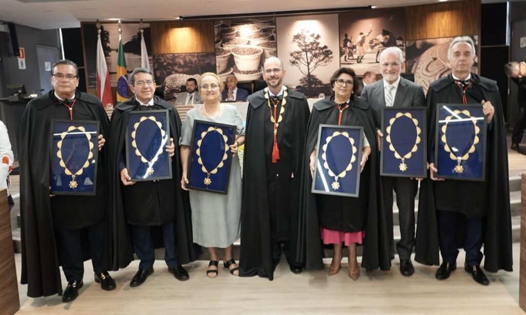 TCMPA celebra 43 anos com entrega de réplica do Colar Presidencial a ex-presidentes