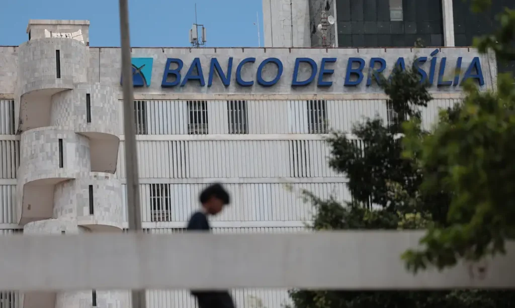 Fundo de investidores apresenta proposta de R$ 15 bilhões para comprar ativos do Master incorporados pelo BRB, anuncia GDF 1 Fundo de investidores apresenta proposta de R$ 15 bilhões para comprar ativos do Master incorporados pelo BRB, anuncia GDF