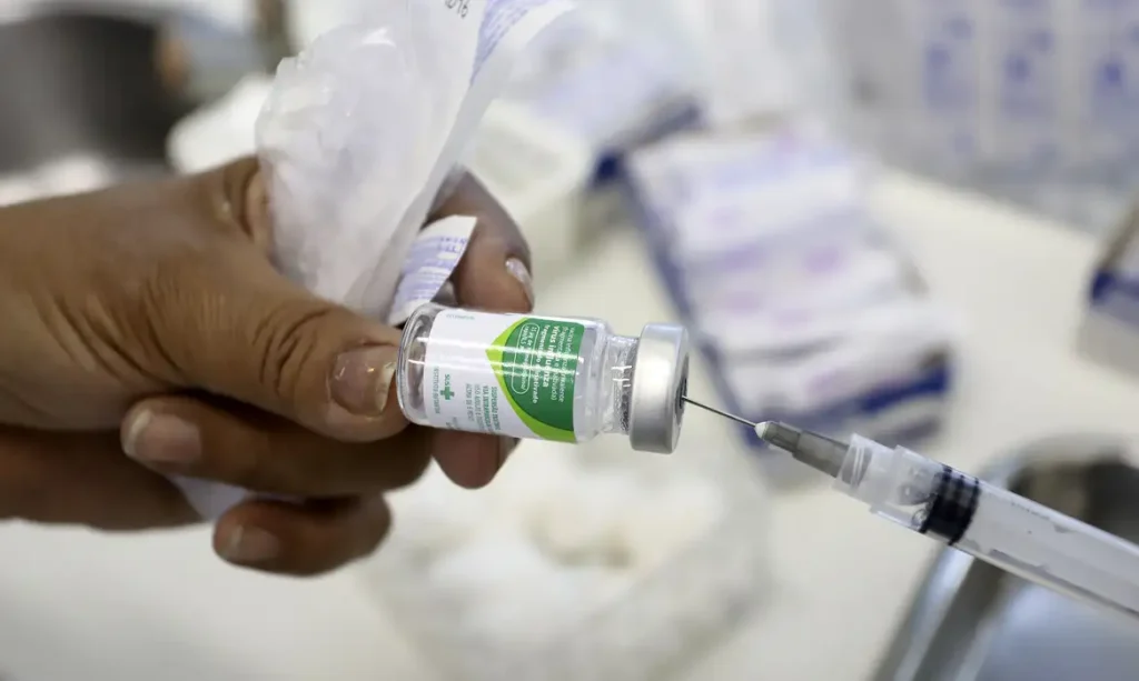 Casos de gripe quase dobram no Brasil antes do inverno; governo antecipa campanha de vacinação 1 Casos de gripe quase dobram no Brasil antes do inverno; governo antecipa campanha de vacinação