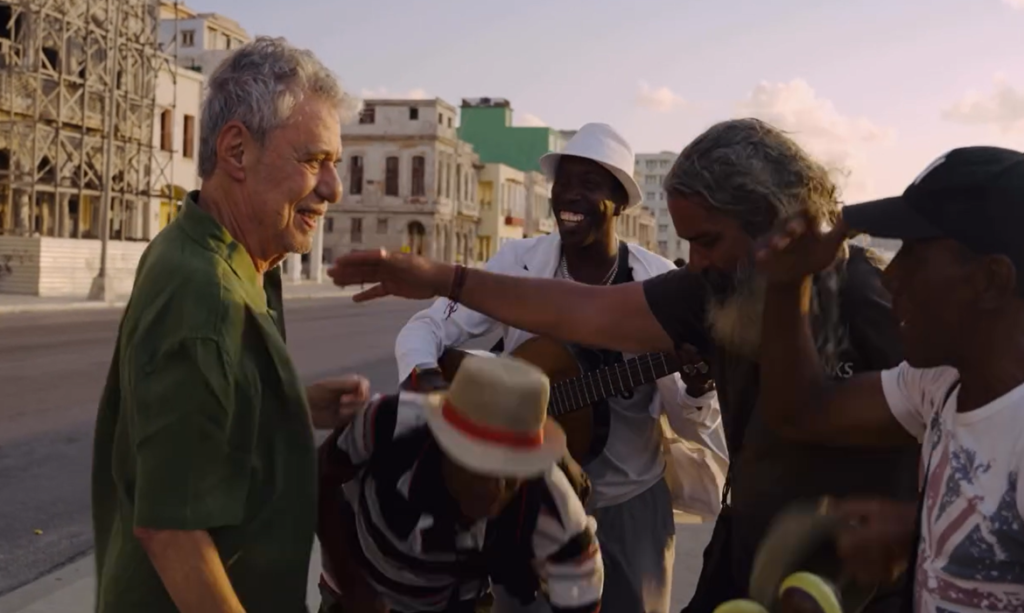 Chico Buarque é recebido por músicos cubanos em Havana e canta no Malecón