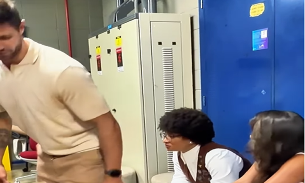 Jonas se vinga de Tia Milena com pum no rosto dela