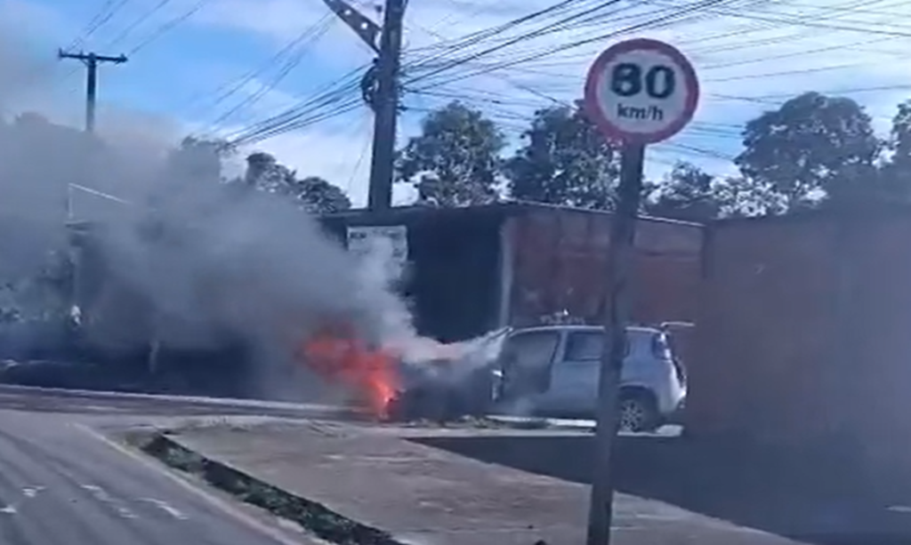 Carro pega fogo e assusta moradores no bairro Icuí, em Ananindeua