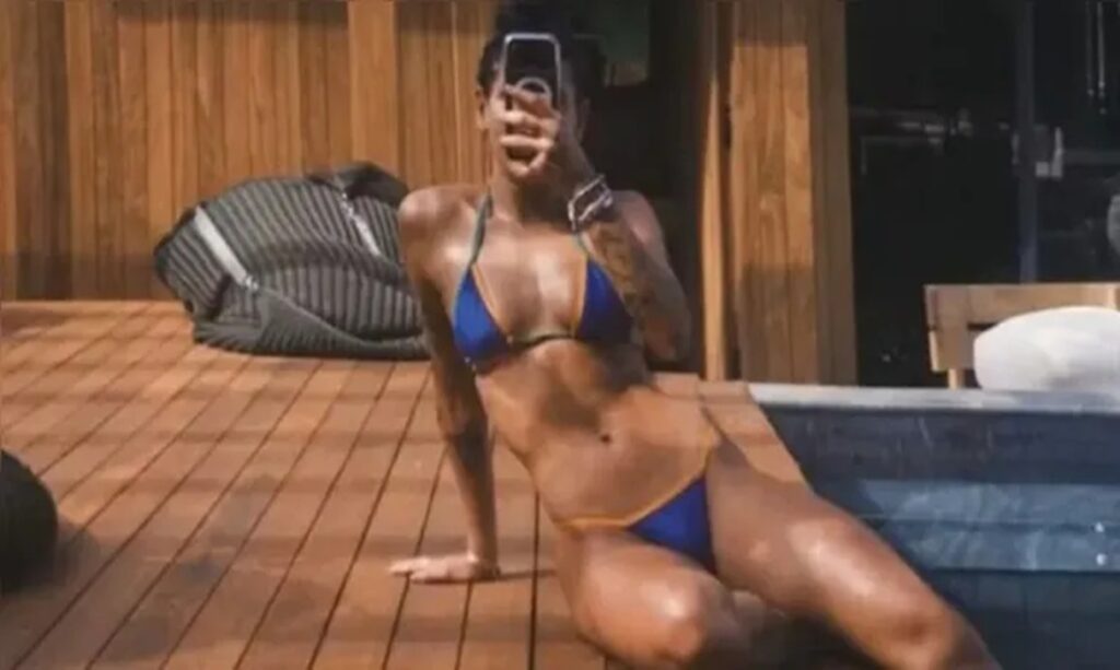 Ana Castela chama atenção ao exibir boa forma em foto de biquíni