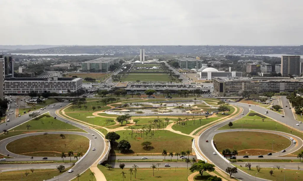 Relatório do Inesc aponta que emendas parlamentares e juros da dívida apertam investimentos públicos em 2025