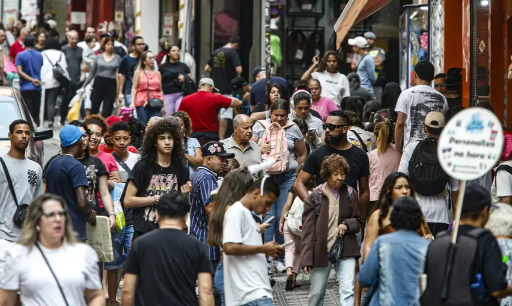 População brasileira cresce 0,39% em 2025 e envelhecimento avança, aponta Pnad