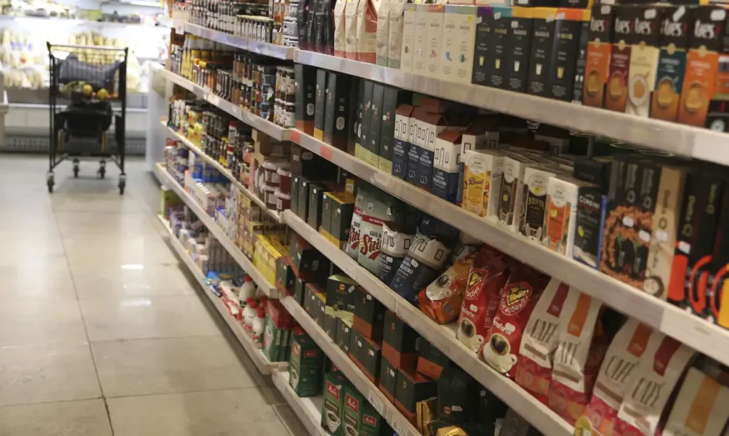 Vendas do varejo avançam 0,6% em fevereiro e atingem novo recorde histórico, aponta IBGE