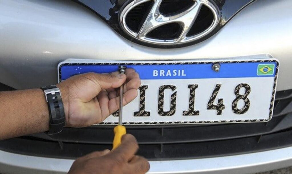 Projeto aprovado na Câmara quer recolocar nome de cidade e estado nas placas de veículos
