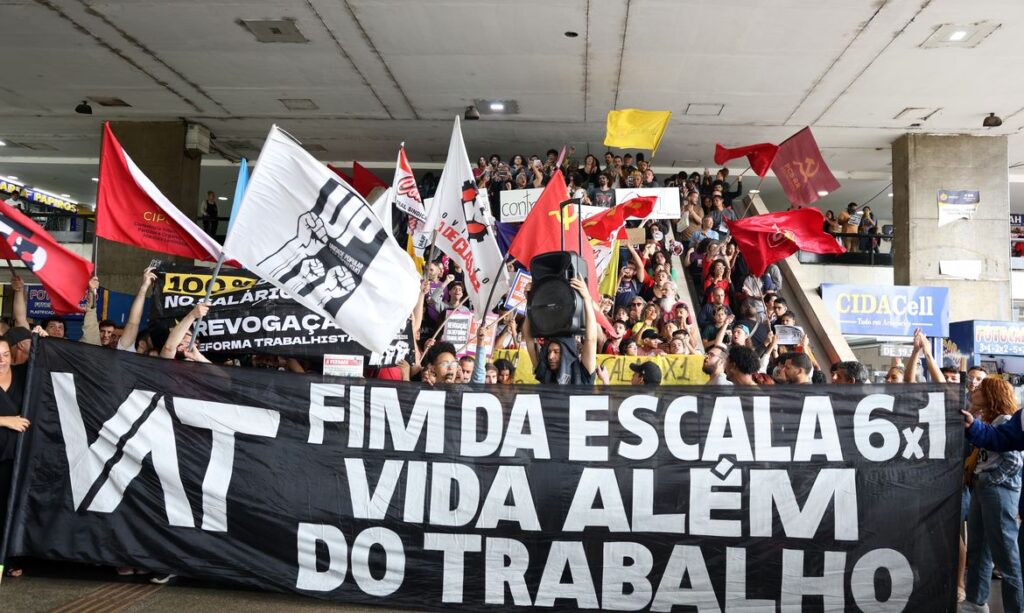 Pesquisa aponta que 68% dos brasileiros defendem o fim da escala 6x1