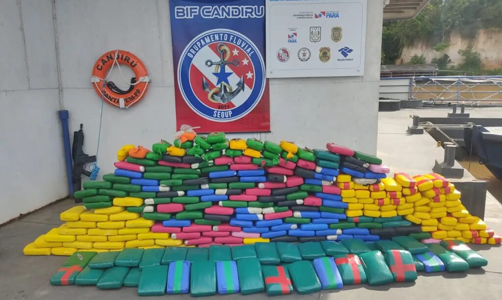 Agentes da Base Integrada Fluvial Candiru apreendem drogas em embarcação no Baixo Amazonas 2 Agentes da Base Integrada Fluvial Candiru apreendem drogas em embarcação no Baixo Amazonas