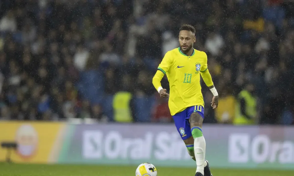 Pesquisa aponta que 74% dos brasileiros conectados aprovam convocação de Ancelotti para Copa; Neymar lidera menções