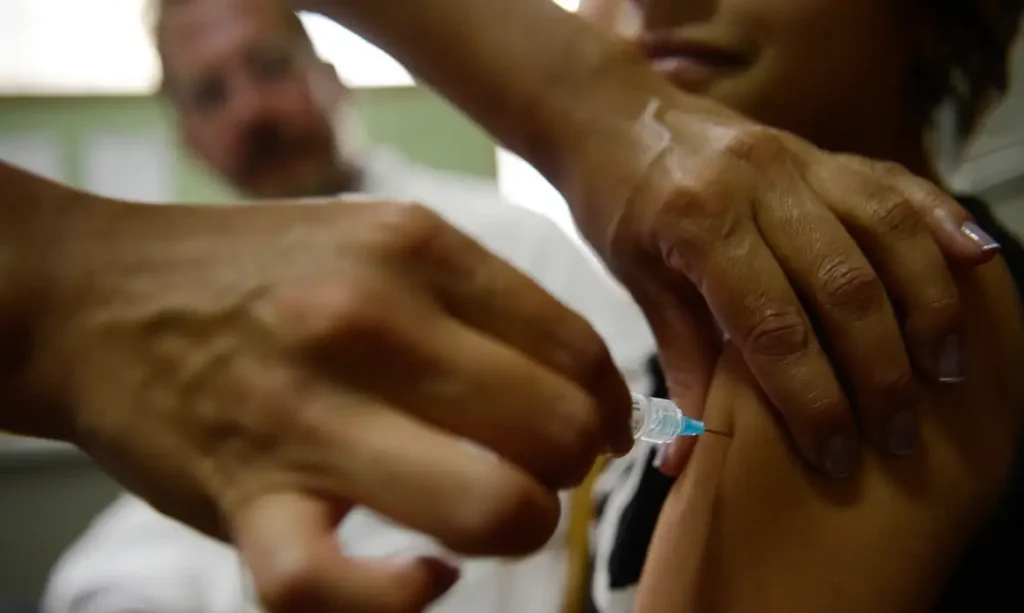 HPV causa 7,5 mil mortes anuais por câncer no Brasil, alerta estudo; vacinação é principal prevenção