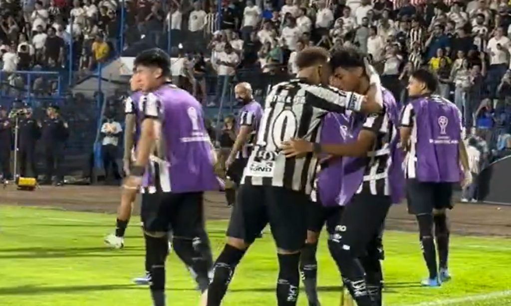 Neymar marca pelo Santos e celebra com abraço a Robinho Jr. após polêmica recente