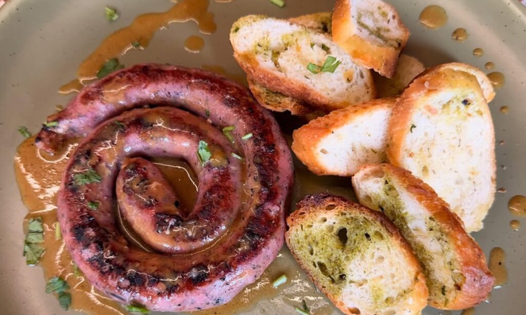 Prato com tucupi destaca sabores amazônicos no Matinta Bistrô em Belém