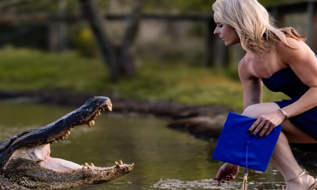 Jovem viraliza ao posar com jacaré gigante em fotos de formatura