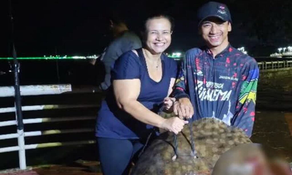 Empresária fisga arraia de mais de 40 kg na orla de Macapá 1 Empresária fisga arraia de mais de 40 kg na orla de Macapá