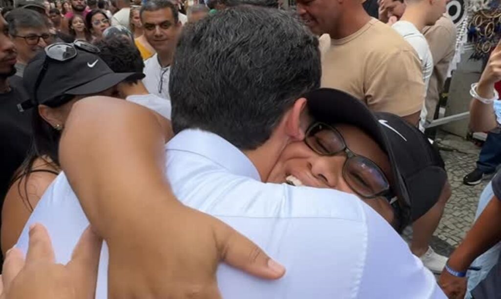 Mulher pede “só divas pop” em shows de Copacabana durante encontro com prefeito do Rio
