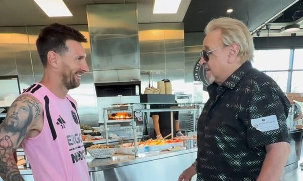 Intérprete do Quico surpreende ao beijar Messi durante encontro