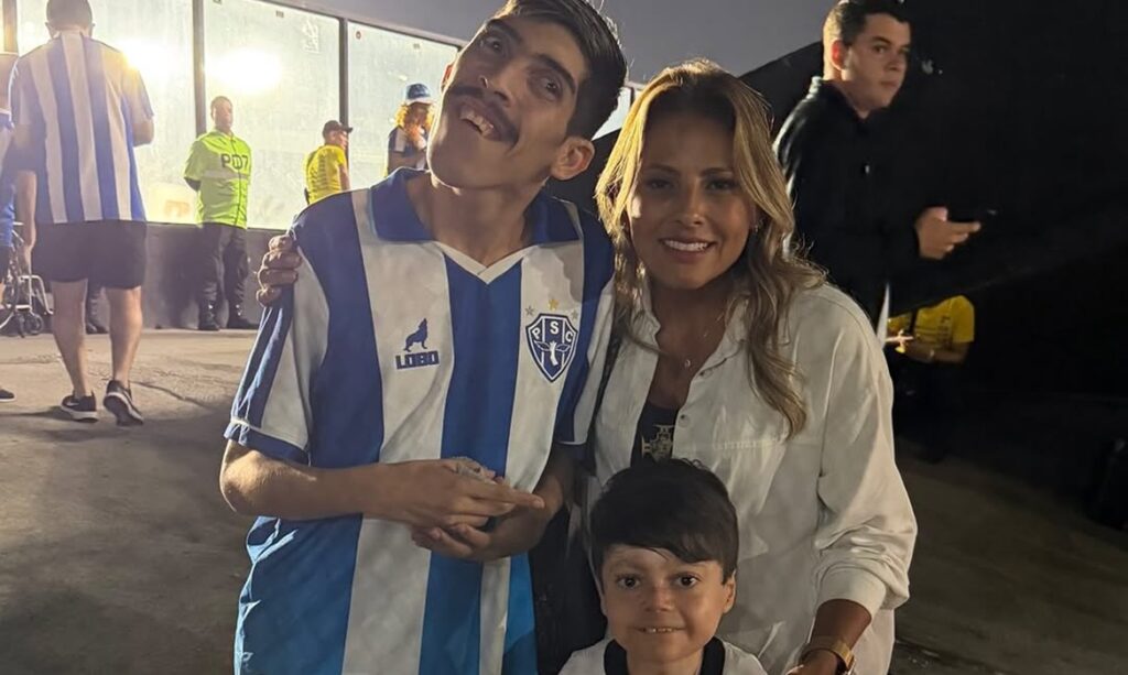 Encontro entre Pampam e menino Gui emociona torcedores em São Januário
