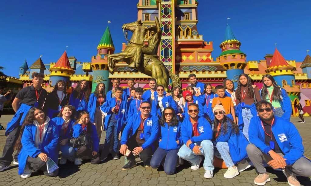 Estudantes de Itupiranga premiados por desempenho escolar visitam Beto Carrero World