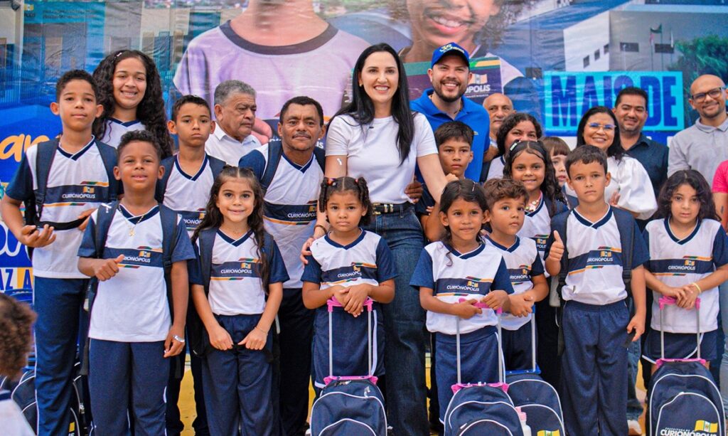 Prefeita Mariana Chamon entrega uniformes e kits escolares para alunos em Serra Pelada