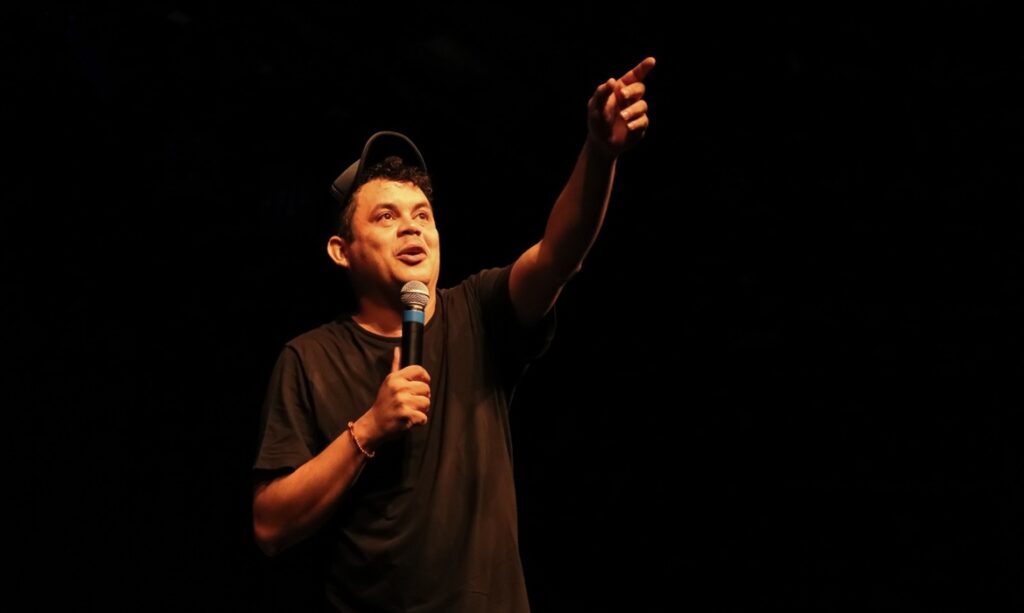 Emerson Ceará traz novo show solo "O Retorno da Lenda" a Belém com duas sessões no Teatro Margarida Schiavasappa