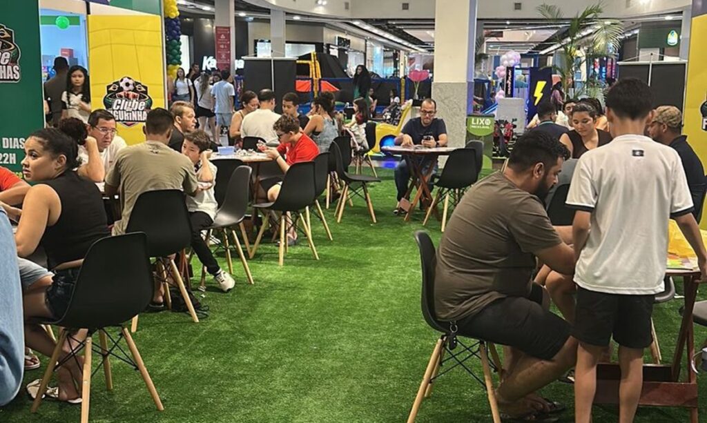 Febre das figurinhas da Copa 2026 cria clube de troca diário em shopping de Ananindeua