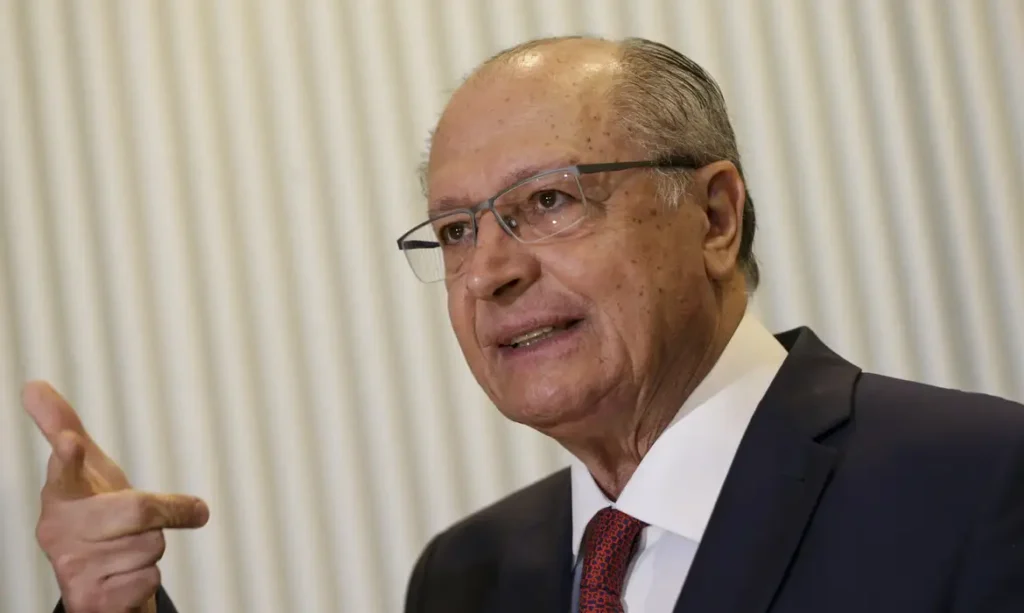 Alckmin afirma que porte de arma deve ser responsabilidade da polícia
