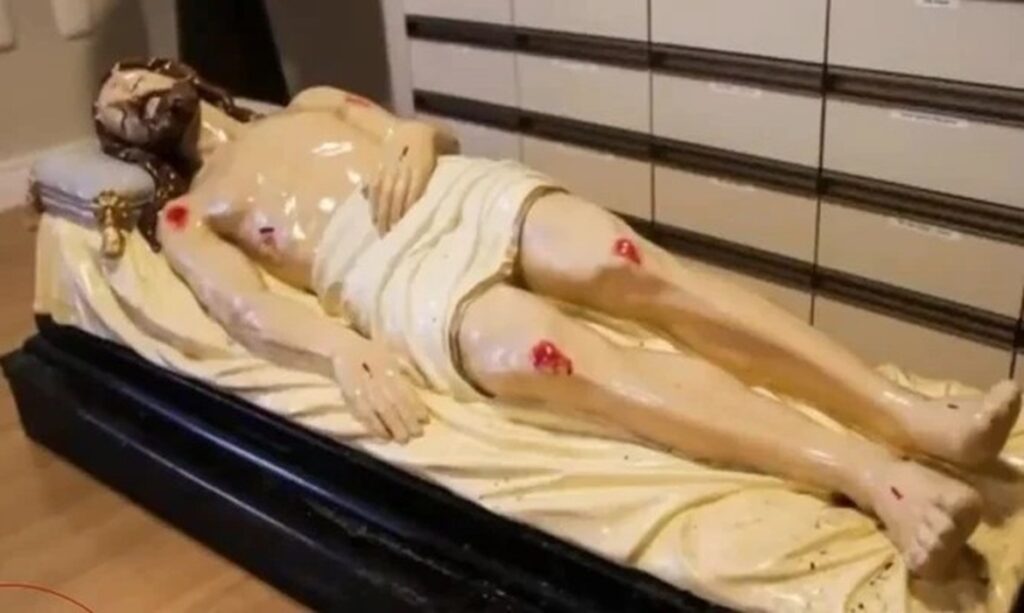 Imagem de Cristo permanece intacta após incêndio destruir igreja no RS