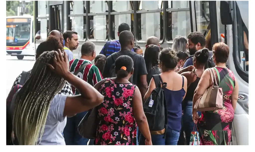 Desemprego de longa duração cai 21,7% e atinge menor nível desde 2012