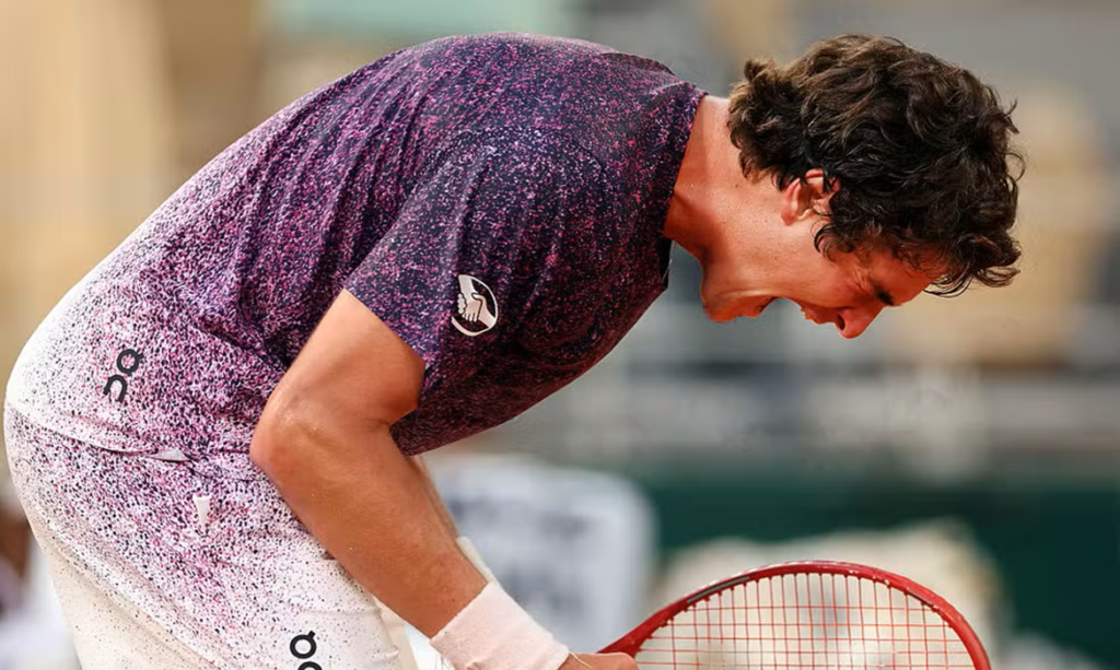 João Fonseca vence Djokovic de virada e avança às oitavas em Roland Garros